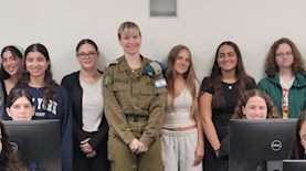 תת אלוף יעל גרוסמן עם משתתפות במכינת ניצנים בוט קמפ, צילום: בנתיבי אודי